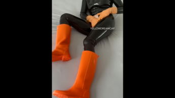 Latexcatsuit mit Orangen Sansibar Gummistiefel