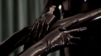 Latexhandschuhe in Öl