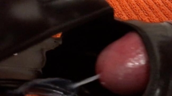 Leather Lover – H*gh Heel Besamung: Orgasmus und abspritzen im chicken schwarzen Pumps