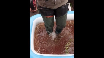 MIT WATSTIELN BEI REGEN IM POOL