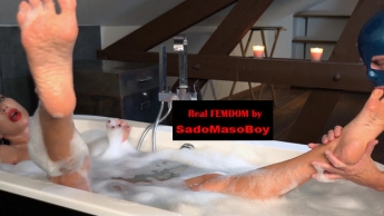 Meine Herrin nackt in der Badewanne
