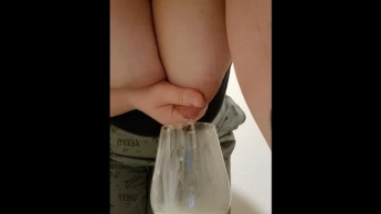 Milchtitten und Weinglas