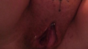 Milf macht pipi auf einem Handtuch