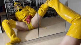 Mit ganz viel geilem, gelben Gummi zum Orgasmus mit Dildo