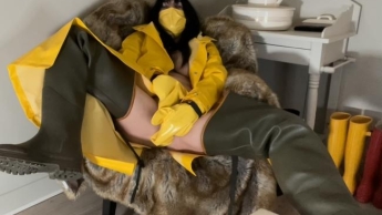 Mit meinem gelben Regenmantel und den hohen Waders in meinem Sex-Sessel