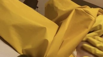 Mit weichem gelben Gummi umhüllt und an den Füßen feuchte Aigle Gummistiefel
