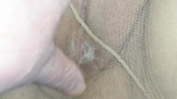 Nasse Muschi in Feinstrumpfhose beim Date