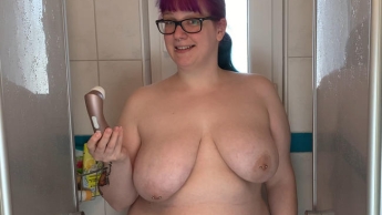 Neues Spielzeug und Pipi in der Dusche