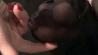 Nylonfans aufgepasst … Die Lady kommt in Nylons und lässt die Hüllen fallen