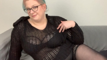Nylons und Strickpulli – wie gefällt dir mein Outfit?