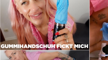 OMG! wie geil ist das denn? Mein Gummihandschuh fickt mich im rosa Kittel