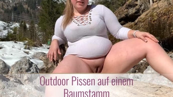 Outdoor Pissen auf nem Baumstamm