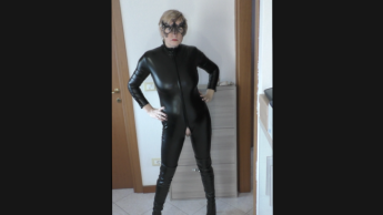 PVC Catsuit und Stiefel posieren