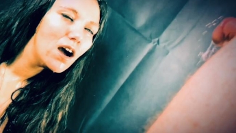 Peenelopee in „Raumkunstpissen“ – The art of piss – Super Slow-Motion