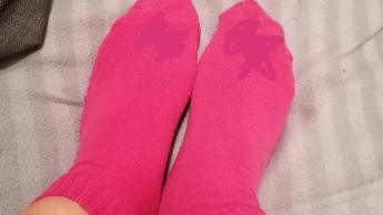 Pinke Sneaker Söckchen angezogen und dann wieder ausgezogen