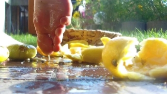 Pretty Crushed Summer – Spritzende Zitrusfrüchte unter nackten Füßen
