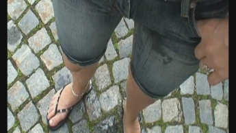 Public in die Jeans gepisst