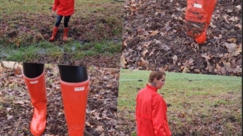 Rote Gummistiefel und Regenjacke