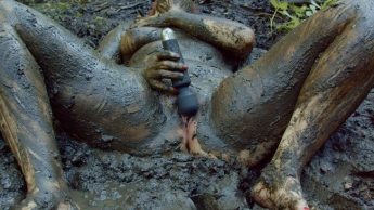 Rotkäppchen masturbiert im Schlamm Teil 1