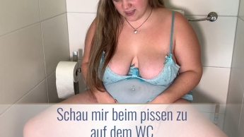 Schau mir beim pissen zu auf dem WC