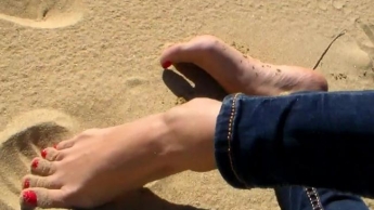 Schöne Füße im Strand Sand