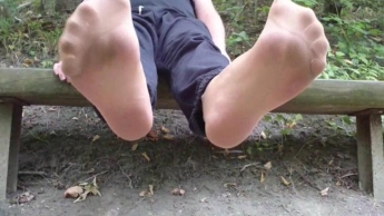 Schuhe und Nylonfüsse lüften ** Outdoor im Wald **