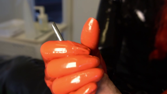 Schwarze Latexschwester mit Handschuhen, die einen harten Schwanz erklingen lassen