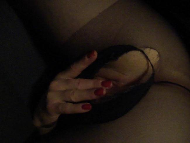 Sie fingert und massiert ihre Strumpfhosen Muschi….