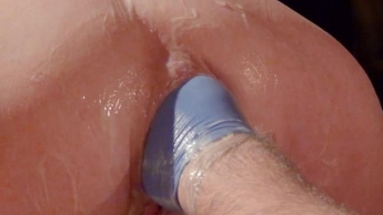 Sie spritzt so richtig mit der Hand im Loch