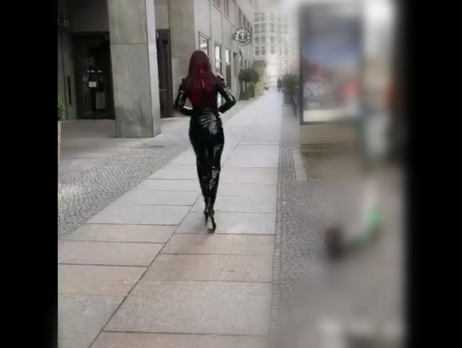 Spaziergang am Potsdamer Platz im Lack Outfit – kommst du mit?