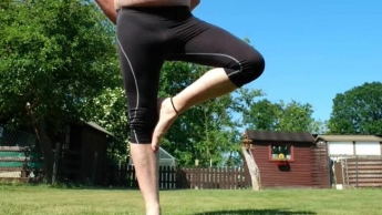 Sportlich Barfuß im Garten