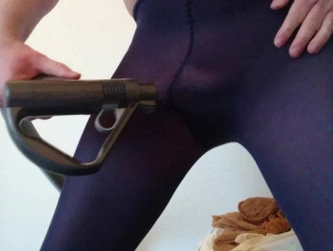 Staubsaugen in Blauer Feinstrumpfhose ** FAN Video 4 **