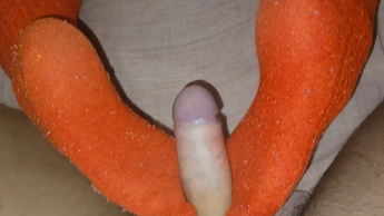 Stiefmutter in roten langen Socken sehnt sich nach einem Fick