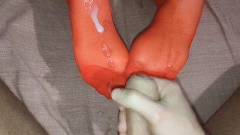 Stiefsohn fickt mich und spritzt auf meine roten Nylonsohlen