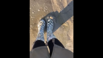 Strandspaziergang mit Gummistiefeln Beach Walk