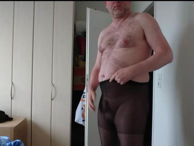 T-Shirt Anprobe in geliehener Strumpfhose ** Peterto Nylon Fun **