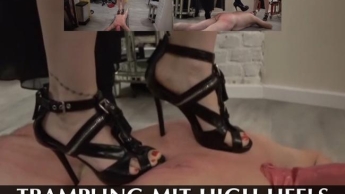 Trampling mit Heels ohne Mitleid