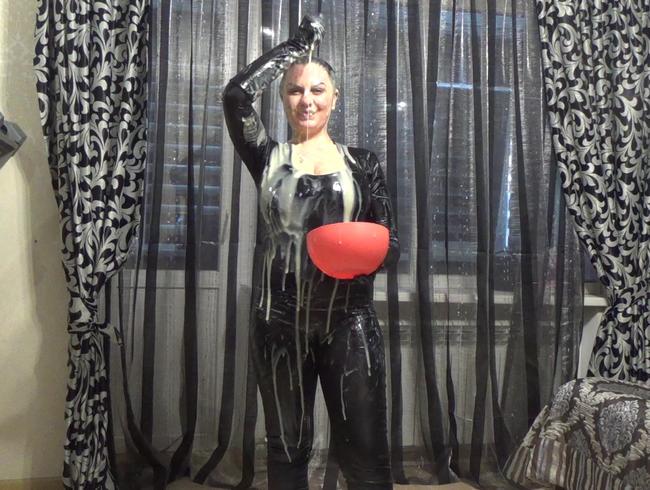 Vanillecreme über meinen Latexkörper und Haar 1! 5 Liter