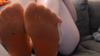 Wackelnde Füße mit Socken dran