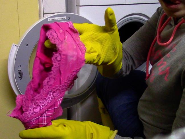 Waesche waschen mit Gummistiefeln und Handschuhen
