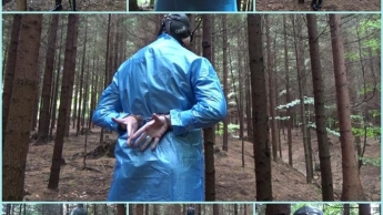 Waldspaziergang mit Handschellen im blauen Regenmantel