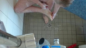 Wichsen mit Schaum in der Dusche ** Foot Fun **