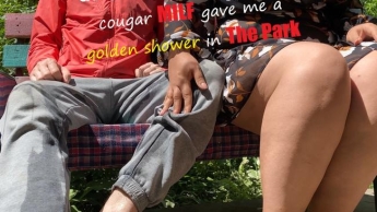 Wunderschöne MILF mit natürlichen Brüsten gab mir im Park eine goldene Dusche