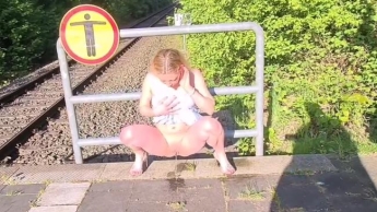 Zug verpasst – ich musste so dringend … frech am Bahnsteig hingepiescht :)