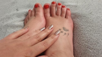 frische Mani und Pedi, Zehen nah, geölte Füße