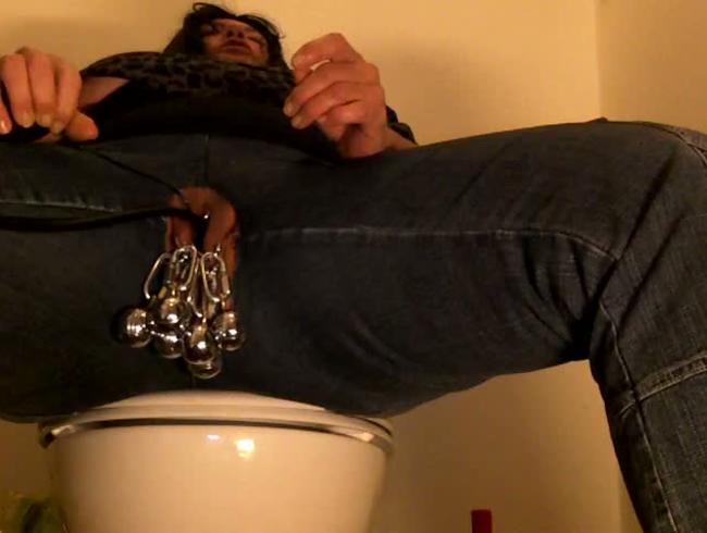 meine behängte pussy in der toilette