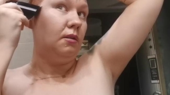 Haare lackieren und rasieren