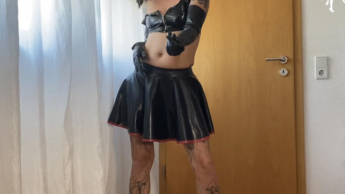 DEINE LATEX QUEEN IST WIEDER DA!! DOMINANT UND GEIL!!