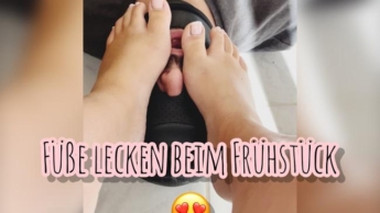 FÜßE LECKEN beim FRÜHSTÜCK