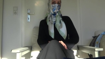 Anprobe von verschiedenen Tücher Masken mit Kopftuch